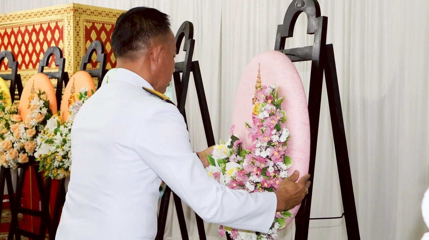 title - วันจันทร์ที่ 29 ธันวาคม 2568 เวลา 19.30 น. ณ สถานที่ประกอบพิธีวัดแจ้ง ตำบลหน้าเมือง อำเภอเมืองปราจีนบุรี จังหวัดปราจีนบุรี นายวิทูล ประดิษฐบุญ ปฏิรูปที่ดินจังหวัดปราจีนบุรี  มอบหมายให้ ข้าราชการ พนักงานราชการ ส.ป.ก.ปราจีนบุรี เข้าร่วมพิธี สวดพระอภิธรรม  จ่าสิบเอก พีรยุทธ น้าวิลัยเจริญ สังกัดกองพันทหารปืนใหญ่ที่ 2 กรมทหารปืนใหญ่ที่ 2  รักษาพระองค์ ที่ได้เสียสละชีวิตจากการปะทะที่แนวชายแดนบ้านหนองจาน จังหวัดสระแก้ว  เมื่อวันเสาร์ที่ 27 ธันวาคม 2568